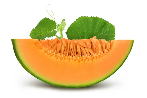 Cantaloupe meloen stuk geïsoleerd op witte achtergrond met clipping pad en volledige scherptediepte. — Stockfoto