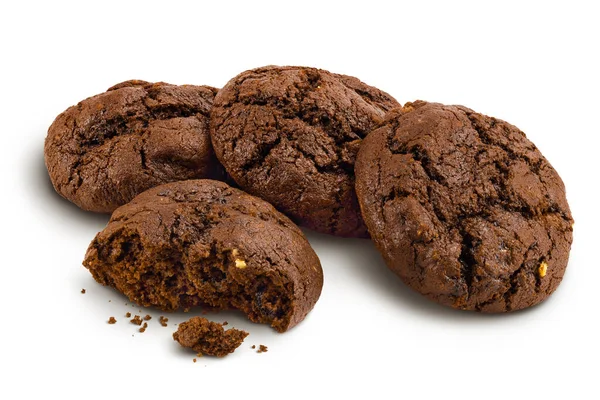 Beyaz zemin üzerinde izole çikolatalı kurabiyeler kırpma yolu ve tam derinlikte alan