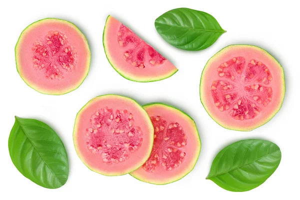 Guava fruit plakjes geïsoleerd op witte achtergrond met clipping pad en volledige diepte van het veld. Bovenaanzicht. Vlakke plaat — Stockfoto