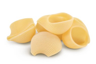 Lumaconi makarnası kırpma yolu ve tam derinlikteki beyaz arkaplanda izole edildi