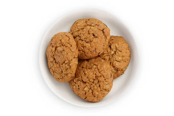 Oatmeal cookies in ceramic bowl isolated on white background with clipping path and full depth of field. Top view. Flat lay — стоковое фото