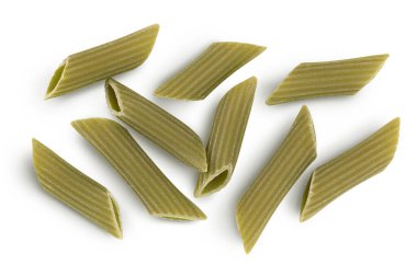 Yeşil bezelyeli makarna kesme yolu olan beyaz arkaplanda izole edilmiş. Organik gıda spesiyali. Glütensiz. Üst Manzara. Düz yatıyordu