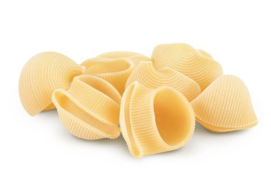 Lumaconi makarnası kırpma yolu ve tam derinlikteki beyaz arkaplanda izole edildi