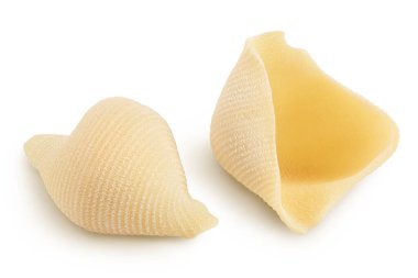 Beyaz zemin üzerinde izole edilmiş, kırpma yolu ve tam derinlikte bir İtalyan makarnası.