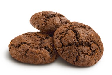 Beyaz zemin üzerinde izole çikolatalı kurabiyeler kırpma yolu ve tam derinlikte alan