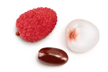 Lychee meyvesi beyaz arka planda izole edilmiş, kırpma yolu ve tam derinlikte bir alan. Üst Manzara. Düz yatıyordu