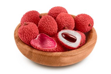 Tahta kasedeki liçi meyvesi kesme yolu ve geniş bir alan derinliği olan beyaz arka planda izole edilmiş.