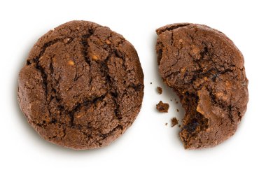 Kesme yolu ve geniş bir alana yayılmış beyaz arka planda izole çikolatalı kurabiyeler. Üst Manzara. Düz yatıyordu