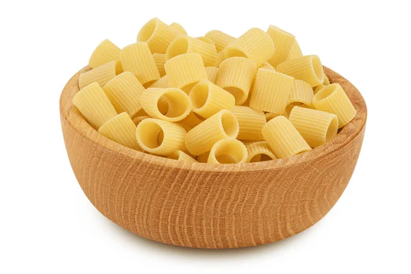 Rauwe Italiaanse pasta in houten kom geïsoleerd op witte achtergrond met knippad. Mezze Maniche Rigate Bronze die — Stockfoto