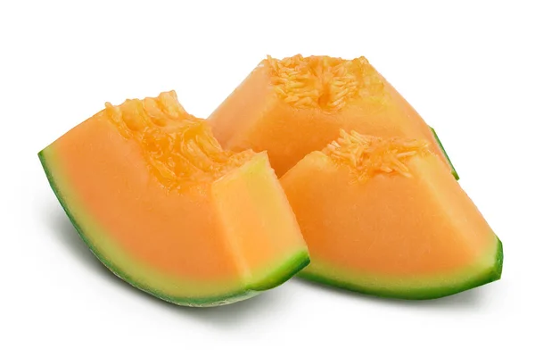 Kantaloupe melon bit isolerad på vit bakgrund med klippbana och full skärpedjup. — Stockfoto