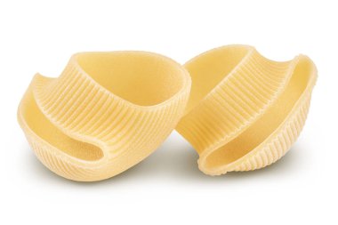 Lumaconi makarnası kırpma yolu ve tam derinlikteki beyaz arkaplanda izole edildi