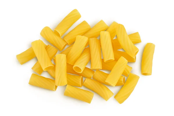 Rigatoni pasta, выделенная на белом фоне, с прорезью и полной глубиной поля. Вид сверху. Плоский лежал — стоковое фото