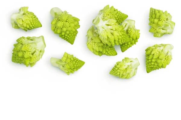 Капуста Romanesco broccoli або римська капуста Cauliflower ізольована на білому тлі з обрізаною стежкою. Верхній вигляд з копіювальним простором для тексту. Плоть. — стокове фото
