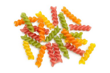 Çiğ Fusilli renkli makarna, beyaz arka planda izole edilmiş, geniş bir alana yayılmış. Üst Manzara. Düz yatıyordu.