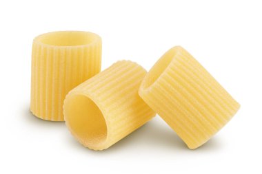 Beyaz arka planda izole edilmiş ahşap kasede çiğ İtalyan makarnası. Mezze Maniche Rigate Bronz Zarı.