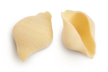 Beyaz arka planda izole edilmiş konşiglionili İtalyan makarnası. Üst Manzara. Düz yatıyordu.