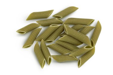 Yeşil bezelyeli makarna beyaz arka planda izole edilmiş. Organik gıda spesiyali. Glütensiz. Üst Manzara. Düz yatıyordu.