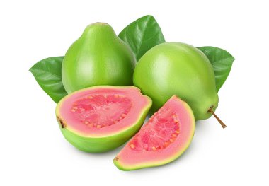 Beyaz arka planda tam derinlikte dilimlenmiş Guava meyvesi.