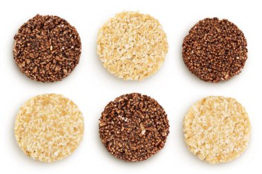 Hindistan cevizi ve keçiboynuzu olan kurabiyeler beyaz arka planda tam derinlikte izole edilmiş. Sağlıklı yemek.