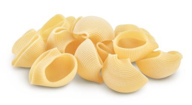 Lumaconi makarnası beyaz arkaplanda tam derinlikte izole edilmiş..