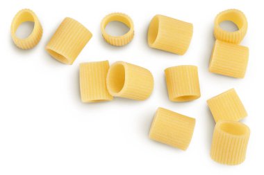 Beyaz arka planda izole edilmiş çiğ İtalyan makarnası. Mezze Maniche Rigate Bronz madalyası. Metnin için kopyalama alanı olan üst görünüm. Düz yatıyordu.