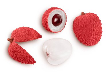 Lychee meyvesi beyaz arka planda izole edilmiş, geniş bir alana yayılmış. Üst Manzara. Düz yatıyordu.