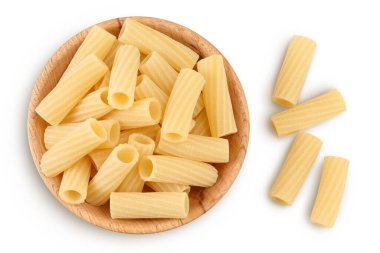 Tahta kasede çiğ İtalyan tortiglionili makarna beyaz arka planda izole edilmiş, geniş bir alana yayılmış. Üst Manzara. Düz yatıyordu.