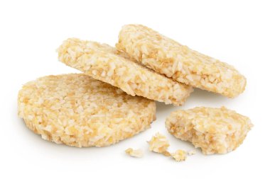 Beyaz keten tohumu ve bal içeren hindistan cevizli kurabiyeler beyaz arka planda tam derinlikte izole edilmiş. Sağlıklı yemek..