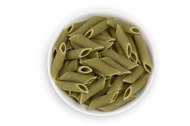 Beyaz arka planda izole edilmiş seramik kasede yeşil bezelyeli makarna. Organik gıda spesiyali. Glütensiz. Üst Manzara. Düz yatıyordu.