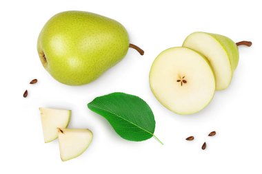 Yeşil armut meyvesi, yarısı ve beyaz arka planda izole edilmiş dilimler. Üst Manzara. Düz yatıyordu.