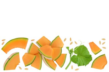 Kavun, beyaz arka planda izole edilmiş, geniş bir alana yayılmış. Metnin için kopyalama alanı olan üst görünüm. Düz yatıyordu.