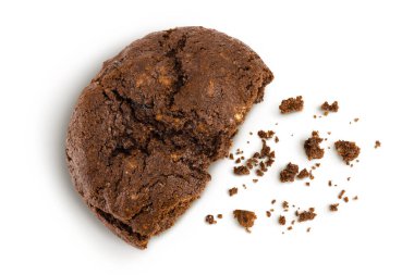 Çikolatalı kurabiye, beyaz arka planda yarı izole, geniş bir alana yayılmış. Üst Manzara. Düz yatıyordu.