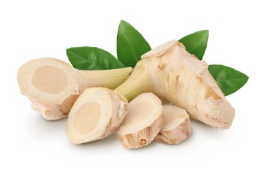Beyaz arkaplanda tam derinlikte dilimlenmiş taze galangal kökü