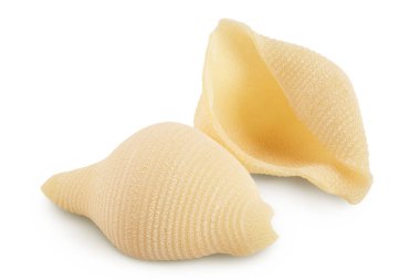 Konchiglioni İtalyan makarnası beyaz arka planda izole edilmiş, geniş bir alana yayılmış..