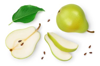 Yeşil armut meyvesi, yarısı ve beyaz arka planda izole edilmiş dilimler. Üst Manzara. Düz yatıyordu.
