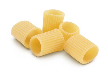 Beyaz arka planda izole edilmiş ahşap kasede çiğ İtalyan makarnası. Mezze Maniche Rigate Bronz Zarı.