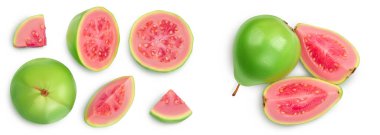 Kesme yolu ve alan derinliği ile beyaz arka planda izole edilmiş Guava meyveleri. Üst Manzara. Düz yatıyordu.