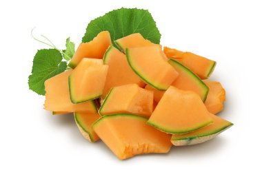 Kavun parçaları beyaz arkaplanda tam derinlikte izole edilmiş.