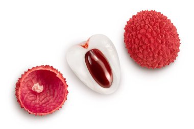 Lychee meyvesi beyaz arka planda izole edilmiş, geniş bir alana yayılmış. Üst Manzara. Düz yatıyordu.