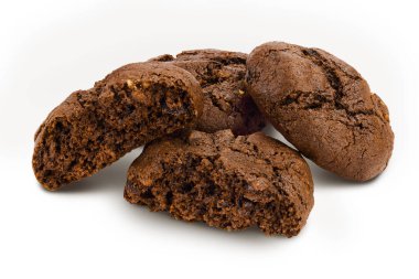 Beyaz arka planda izole edilmiş çikolatalı kurabiyeler..