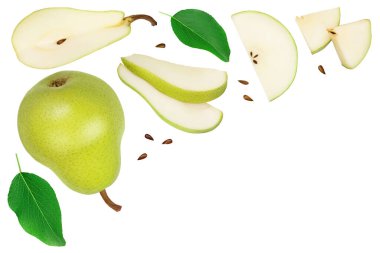 Kesme yolu ile beyaz arka planda izole edilmiş yeşil armut meyvesi. Metnin için kopyalama alanı olan üst görünüm. Düz yatıyordu.