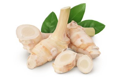 Beyaz arkaplanda tam derinlikte dilimlenmiş taze galangal kökü