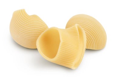 Lumaconi makarnası beyaz arkaplanda tam derinlikte izole edilmiş..
