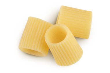 Beyaz arka planda izole edilmiş çiğ İtalyan makarnası. Mezze Maniche Rigate Bronz madalyası. Üst Manzara. Düz yatıyordu.