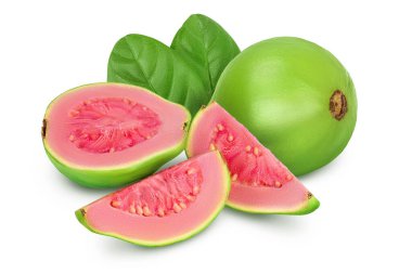Guava meyve dilimleri beyaz arkaplanda tam derinlikte izole edilmiş.