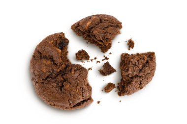 Beyaz arka planda tamamen izole edilmiş çikolatalı kurabiyeler. Üst Manzara. Düz yatıyordu.