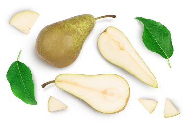 Yeşil konferans armudu beyaz arka planda izole edilmiş, geniş bir alana yayılmış. Üst Manzara. Düz yatıyordu,