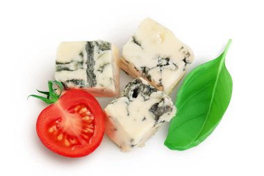 Mavi peynirli gorgonzola, beyaz arka planda tam derinlikte izole edilmiş.