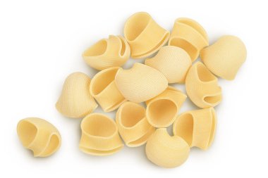 Lumaconi makarnası beyaz arkaplanda tam derinlikte izole edilmiş..