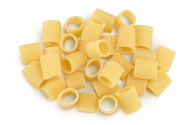 Beyaz arka planda izole edilmiş çiğ İtalyan makarnası. Mezze Maniche Rigate Bronz madalyası. Üst Manzara. Düz yatıyordu.